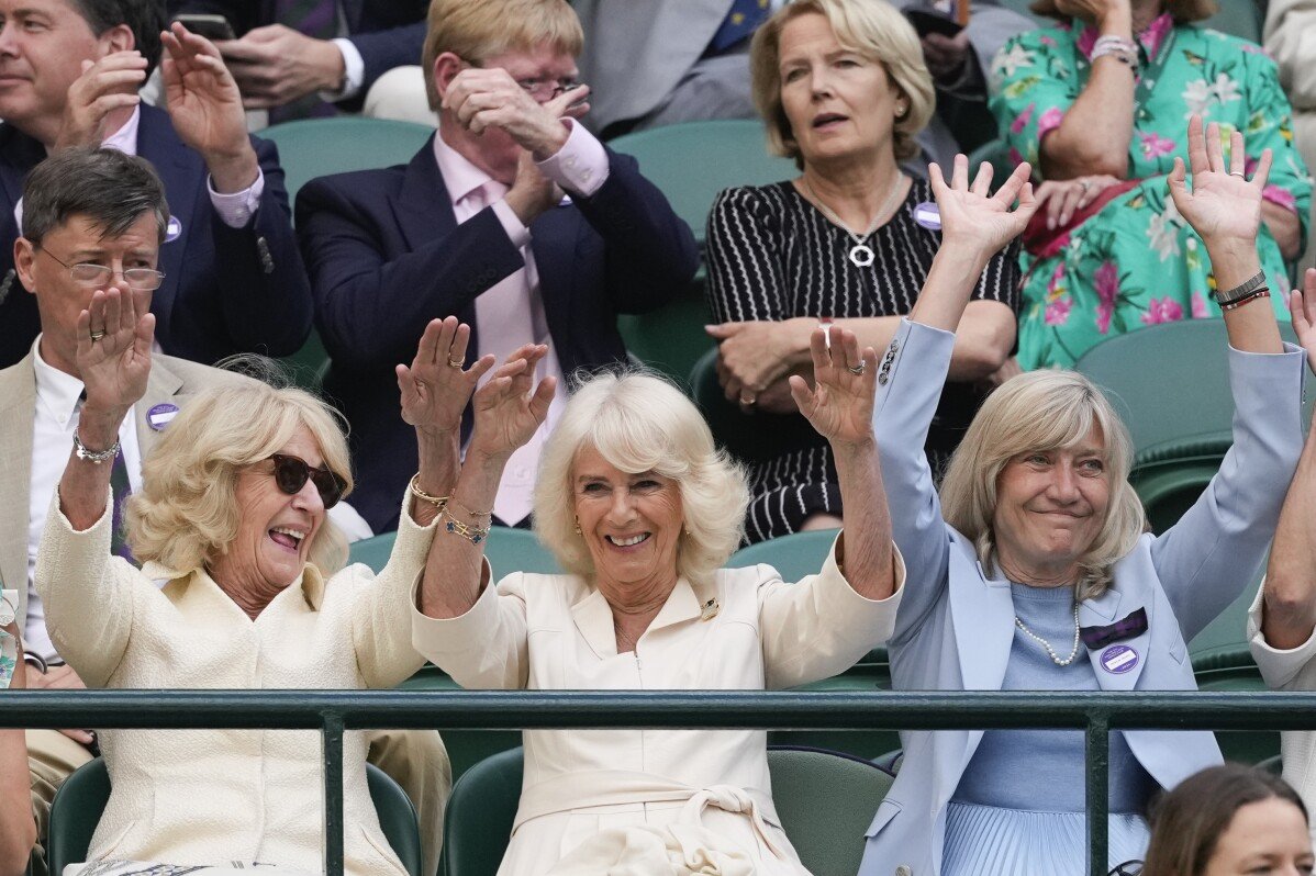 Queen Camilla visita Wimbledon e si unisce ai fan nel fare 'l'onda'